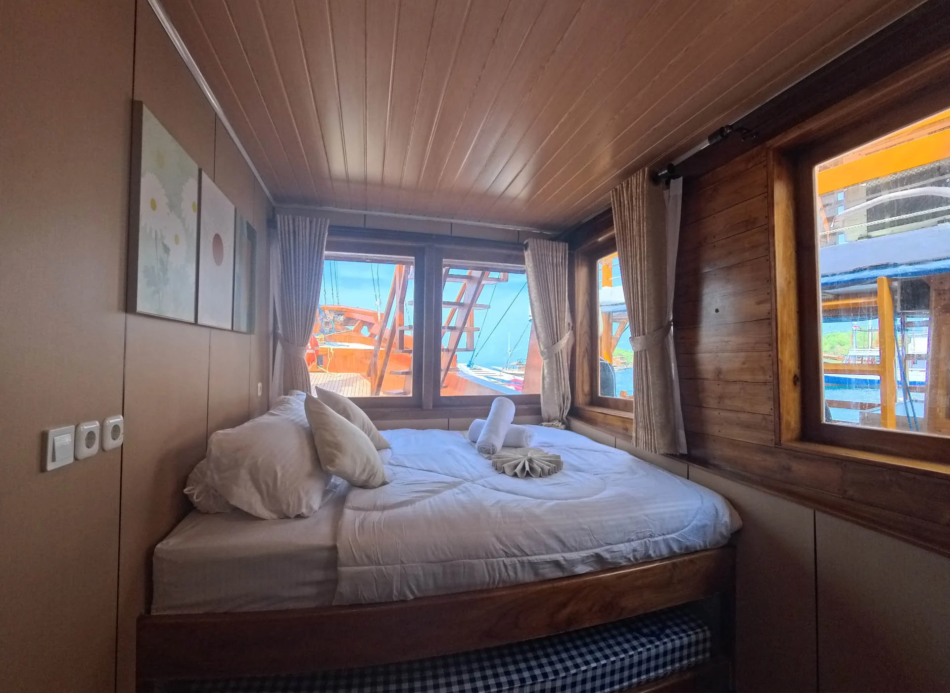 Arfisyana02-Premiere Panoramic-Bedroom