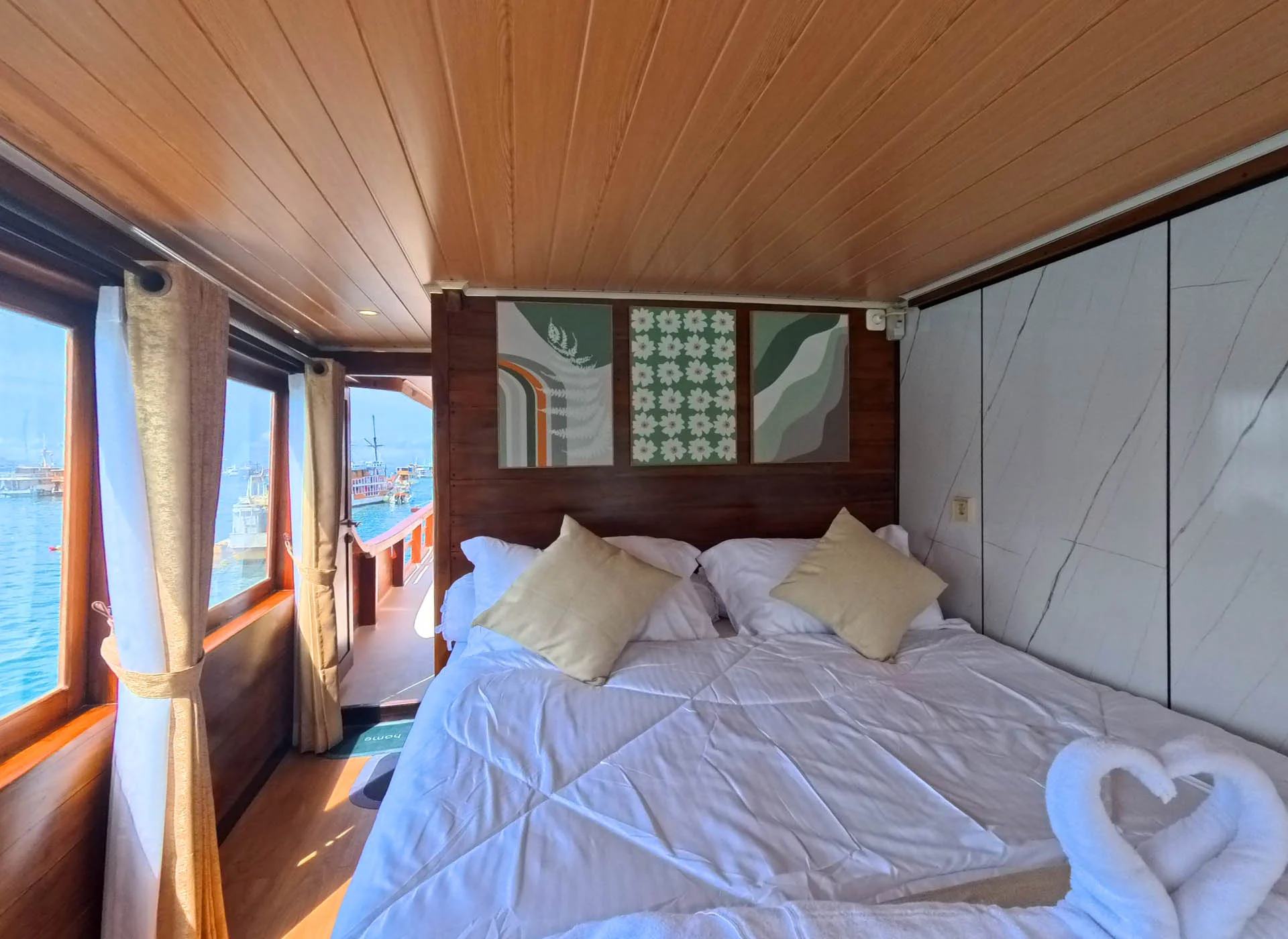Arfisyana02-Suite Panoramic Balcony-Bedroom