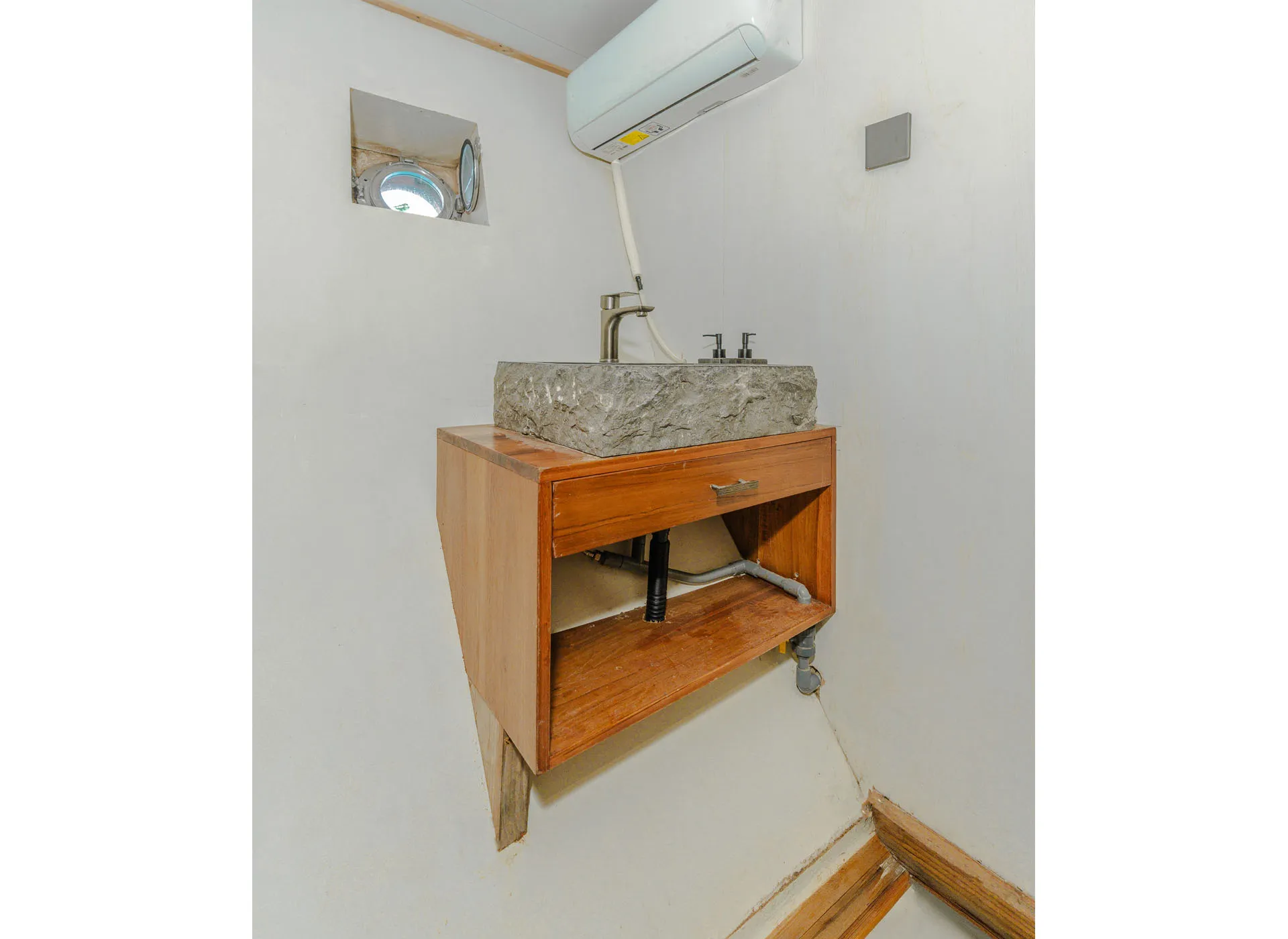 Marea-Sharing Cabin Triple-Bathroom 2